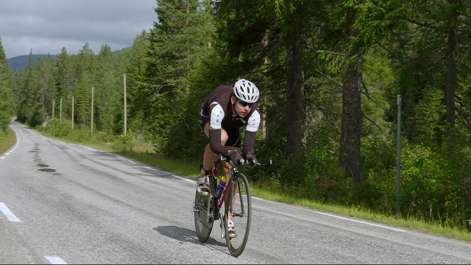 亚洲足球联赛中，某队实力强劲，轻松获胜，亚洲足球2021